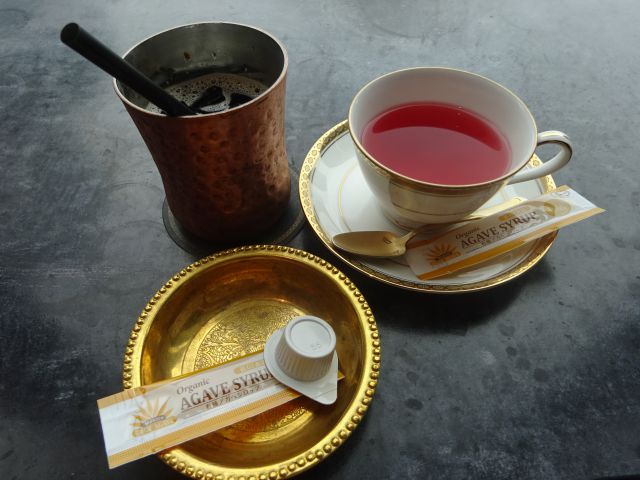 桜木町「CARVAAN BAY YOKOHAMA（カールヴァーン ベイ ヨコハマ）」で注文した「アラビアン・ランチコース」のドリンクはハイビスカスティーとアイスコーヒー