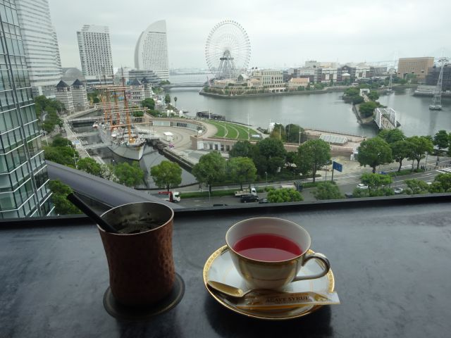 桜木町「CARVAAN BAY YOKOHAMA（カールヴァーン ベイ ヨコハマ）」から見えるみなとみらいの景色と食後のドリンク