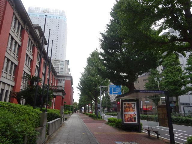 馬車道駅～横浜ハンマーヘッドの行き方（万国橋通りにある横浜第二合同庁舎と馬車道駅前のバス停）