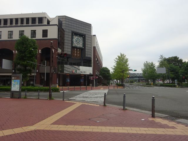 馬車道駅～横浜ハンマーヘッドの行き方（横断歩道前から見た横浜ワールドポーターズ）