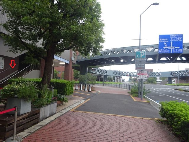 馬車道駅～横浜ハンマーヘッドの行き方（道の前方は行き止まりの様子・新港サークルウォークが見える・横浜ワールドポーターズの階段に赤い矢印つけている）