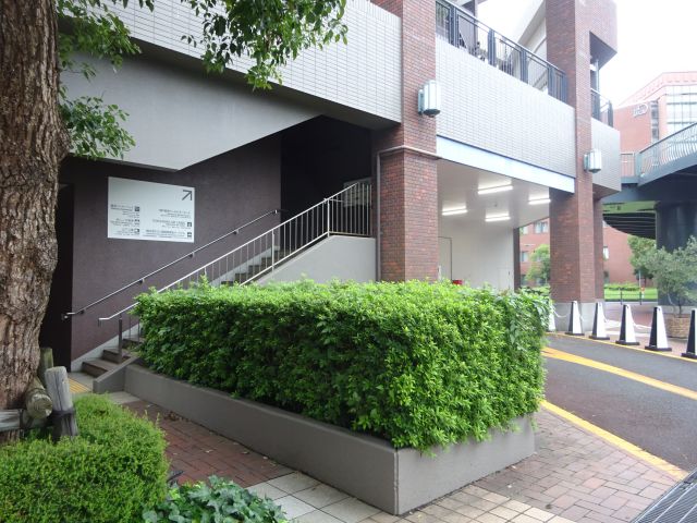 馬車道駅～横浜ハンマーヘッドの行き方（横浜ワールドポーターズ2階へ向かう階段）