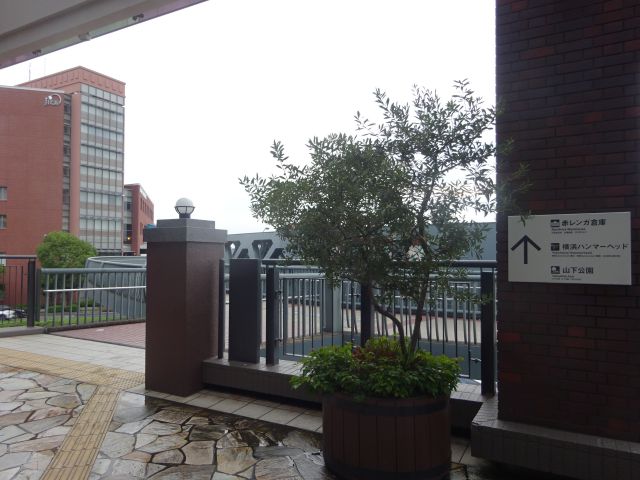 馬車道駅～横浜ハンマーヘッドの行き方（横浜ワールドポーターズから見た新港サークルウォークへ向かうデッキの様子）