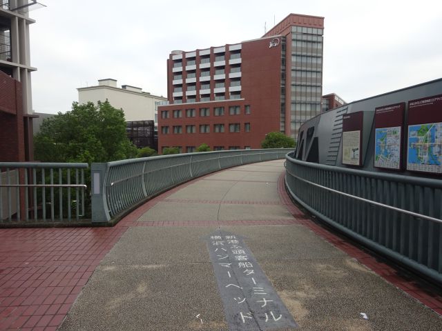 馬車道駅～横浜ハンマーヘッドの行き方（新港サークルウォークのデッキに横浜ハンマーヘッドの矢印あり）