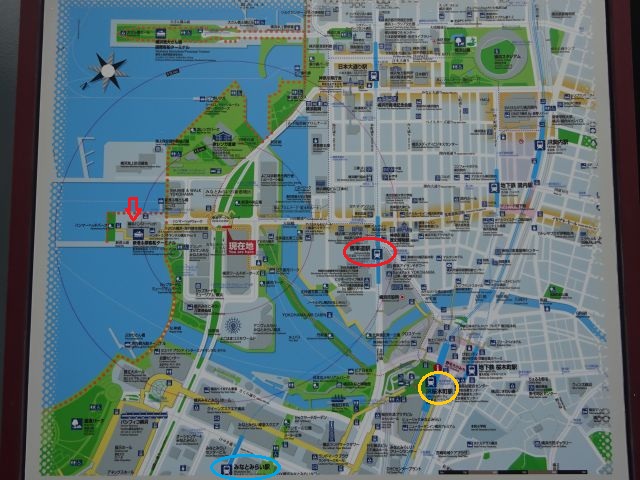 横浜ハンマーヘッドと周辺の地図（横浜ハンマーヘッドの場所に赤い矢印、馬車道駅に赤い丸印、桜木町駅に黄色い丸印、みなとみらい駅に青い丸印をつけている）