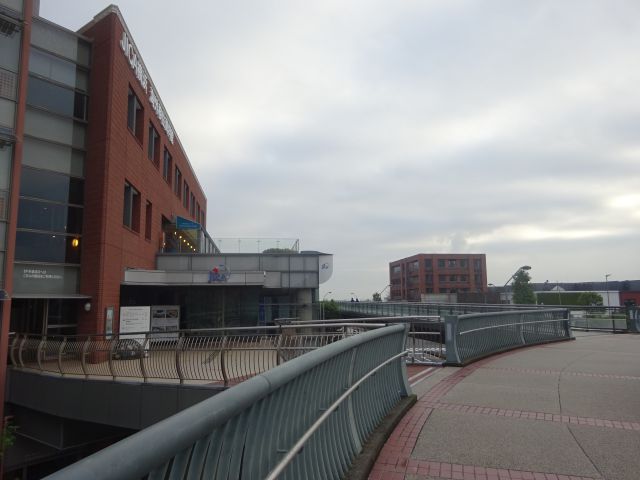 馬車道駅～横浜ハンマーヘッドの行き方（「JICA横浜」2階と新港サークルウォークが繋がっている様子、その先ハンマーヘッドウォークあり）
