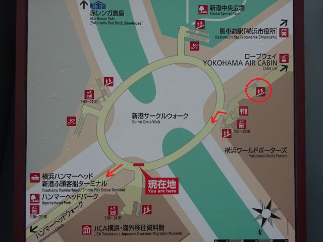 馬車道駅～横浜ハンマーヘッドの行き方（新港サークルウォークの地図・横浜ワールドポーターズの外階段に赤い丸印、横浜ワールドポーターズからハンマーヘッドウォークの行き先に赤い矢印をつけている）