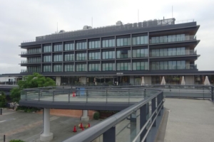 馬車道駅～横浜ハンマーヘッドの行き方（ハンマーヘッドウォークと横浜ハンマーヘッド）