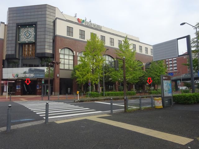 馬車道駅～横浜ハンマーヘッドの行き方（横浜ワールドポーターズ2階へ向かうエスカレーター、階段の場所に赤い矢印をつけている）