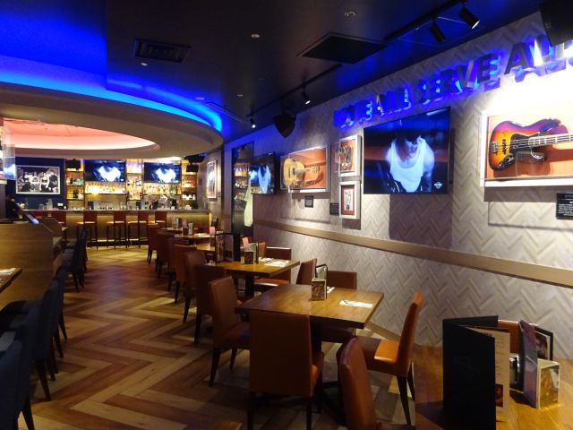 みなとみらい「ハードロックカフェ横浜」店内の様子（テーブル席、カウンター席）