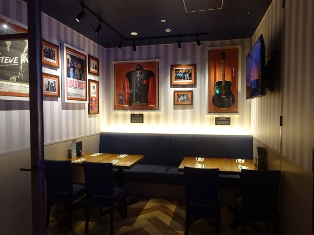 みなとみらい「ハードロックカフェ横浜」店内の様子（半個室）