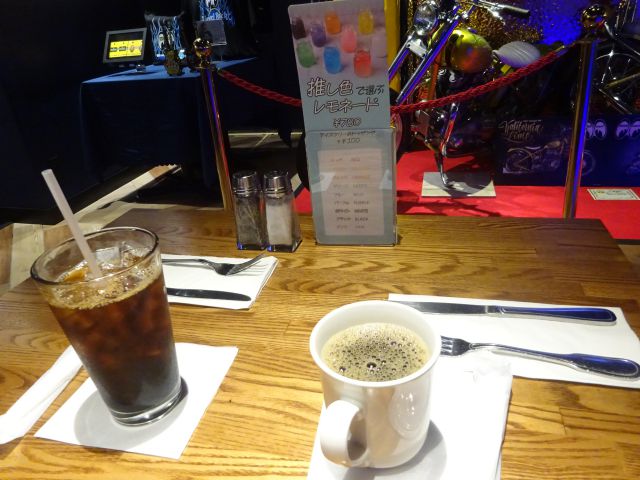 みなとみらい「ハードロックカフェ横浜」のランチで注文したドリンク（アイスコーヒーとホットコーヒー）