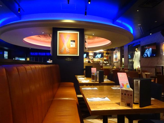 みなとみらい「ハードロックカフェ横浜」店内の様子（ソファ席）