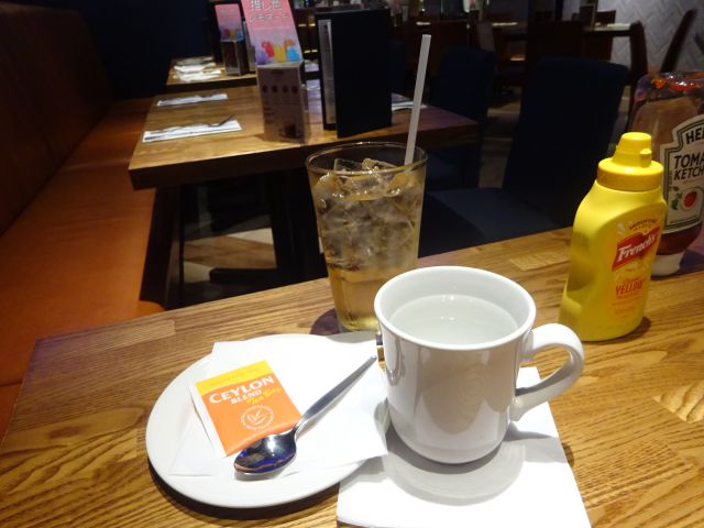 みなとみらい「ハードロックカフェ横浜」のランチで注文したドリンク（ジンジャーエールと紅茶）