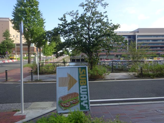 「サブウェイ横浜ベイサイド本店」の場所の矢印立て看板と周辺の様子