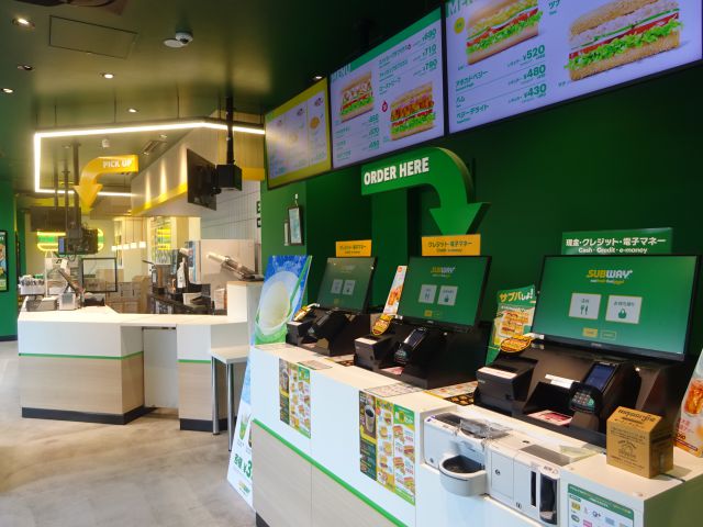 「サブウェイ横浜ベイサイド本店」店内の様子（セルフオーダーのタッチパネルがある）