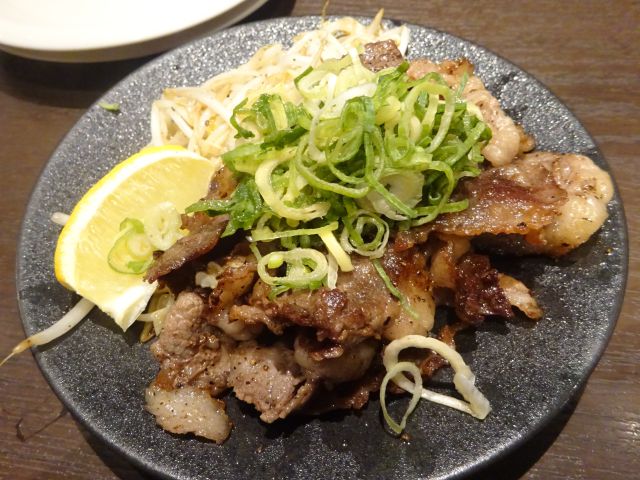 桜木町・コレットマーレ「電光石火横浜みなとみらい店」で注文した牛コウネの炙り