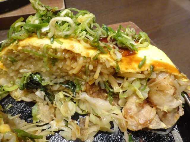 桜木町・コレットマーレ「電光石火横浜みなとみらい店」で注文したお好み焼き(電光石火)の断面