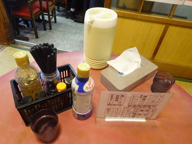 横浜「酔来軒」の店内の小上がりテーブル席の様子