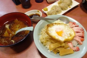 横浜「酔来軒」で注文した酔来丼と小ワンタン、椎茸しゅうまい