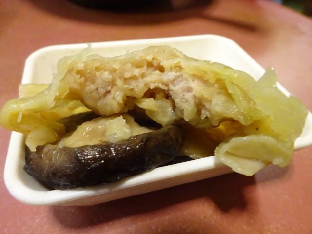 横浜「酔来軒」で注文した椎茸しゅうまいの断面
