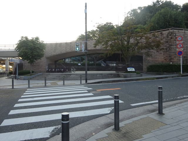 「港の見える丘公園」最寄り駅からの徒歩ルート（港の見える丘公園・フランス山地区の入口の様子）