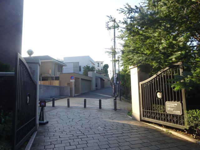 「港の見える丘公園」最寄り駅からの徒歩ルート（アメリカ山公園の出口の様子）