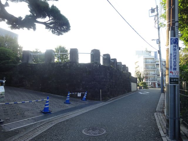 「港の見える丘公園」最寄り駅からの徒歩ルート（アメリカ山公園から山手本通りに向かう坂の様子）
