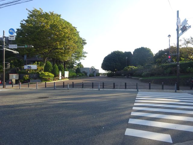 「港の見える丘公園」最寄り駅からの徒歩ルート（港の見える丘公園の公園入口の様子）